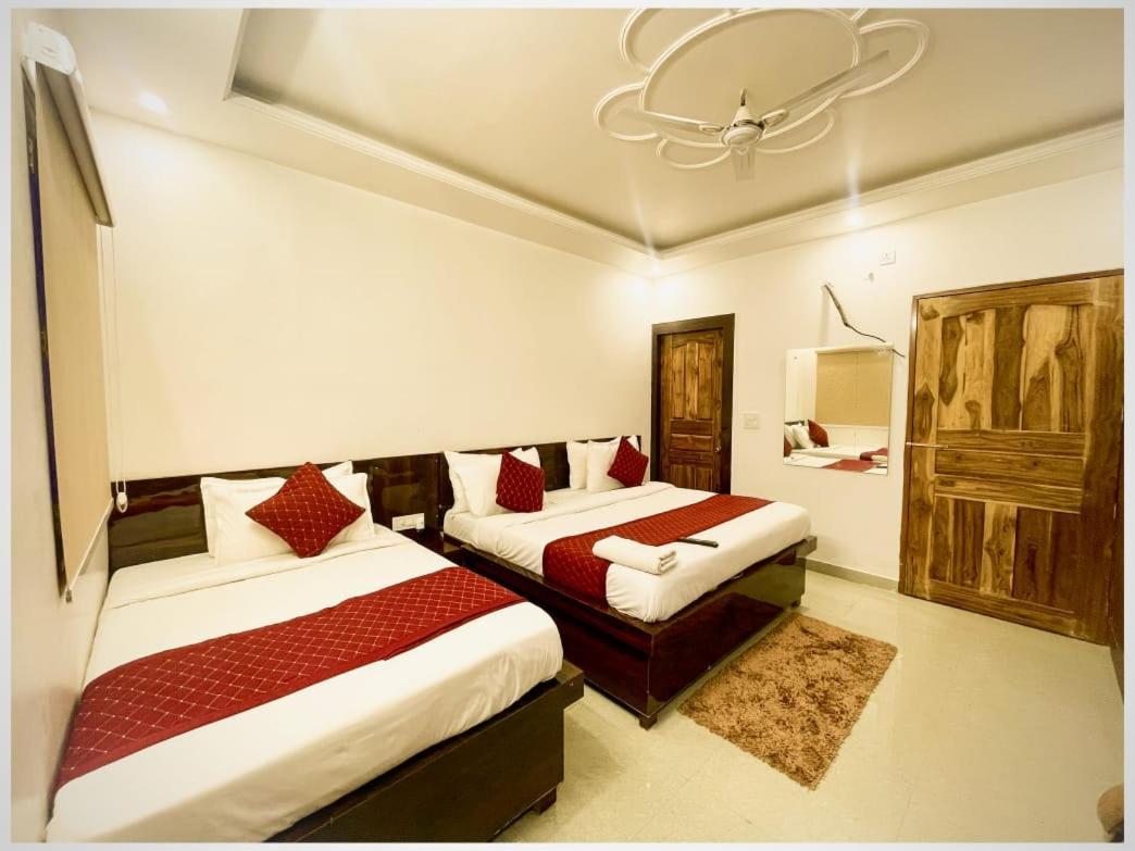 אגרה Hotel Town Grand מראה חיצוני תמונה